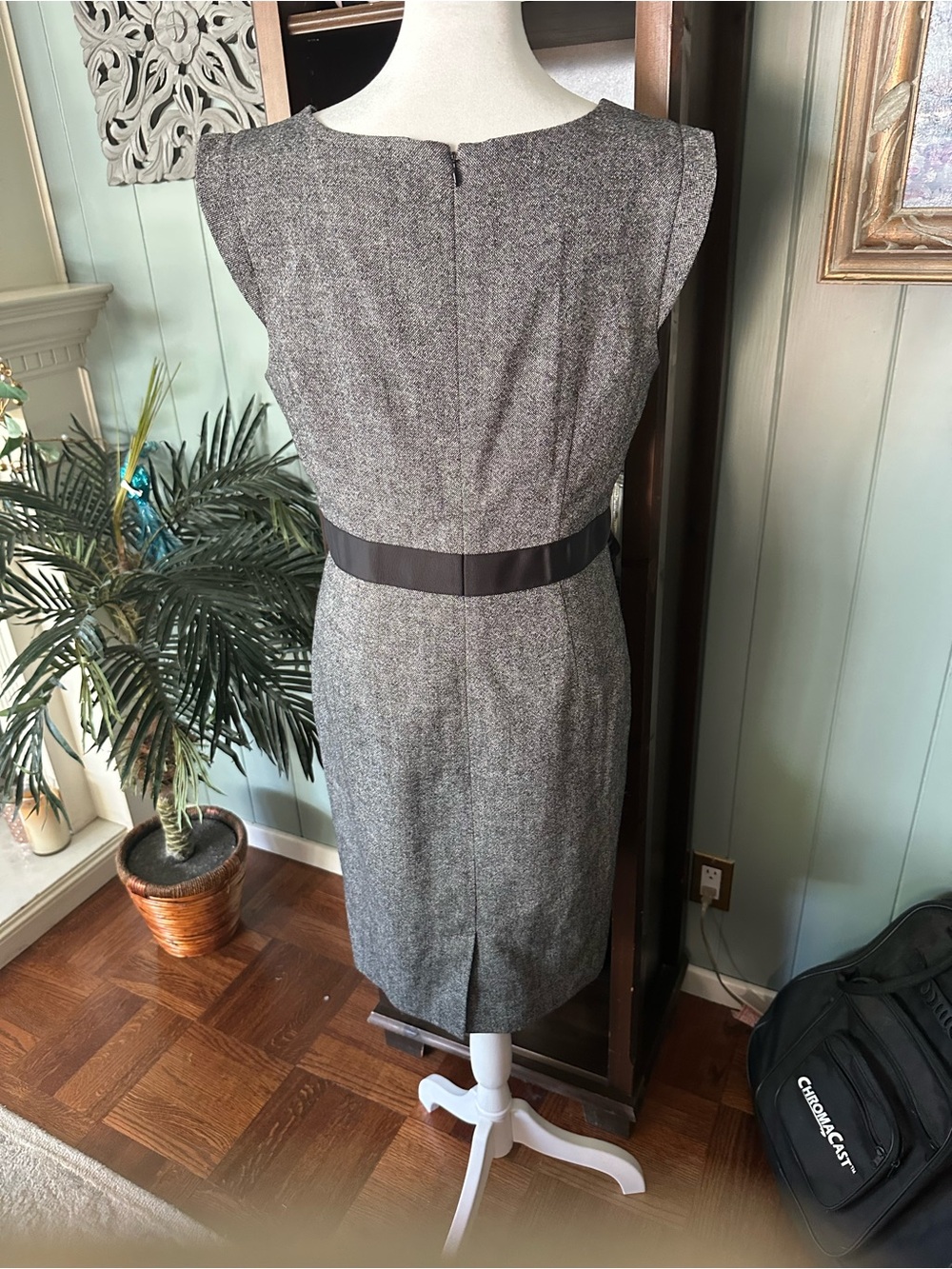 Banana Republic Wool Blend V-Neck Sheath Dress with Black Belt - Picture 3 of 6